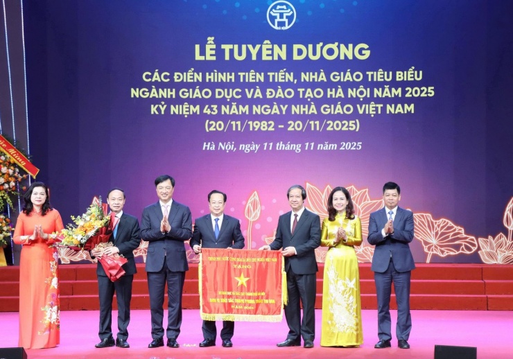 Bí thư Thành ủy Hà Nội Nguyễn Duy Ngọc và Bộ trưởng Bộ GD&ĐT Nguyễn Kim Sơn trao tặng Cờ thi đua xuất sắc của Chính phủ cho Sở GD&ĐT Hà Nội.