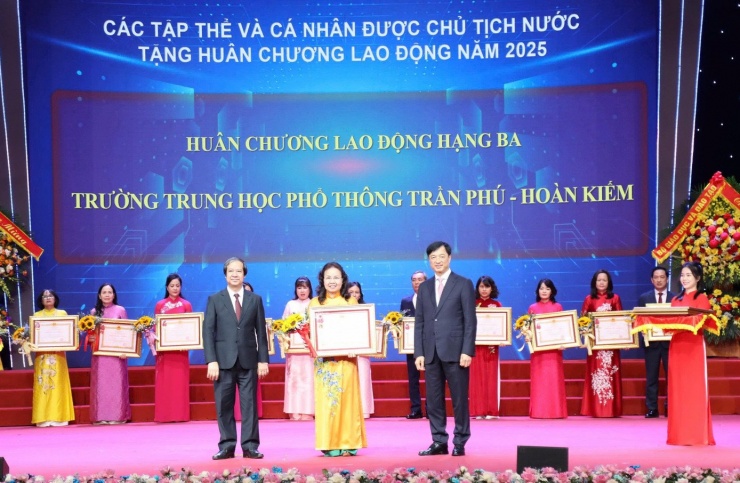 Các giáo viên, nhà trường được vinh danh dịp 20/11 năm nay.