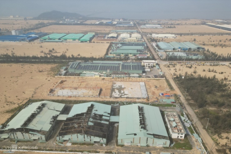 Nhà xưởng, khu công nghiệp tan hoang sau bão Kalmaegi - 1