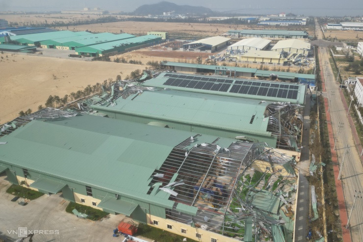 Dãy nhà xưởng của Công ty cổ phần HĐ Nhơn Hội (tổng diện tích khoảng 3 ha, chuyên sản xuất đồ gỗ) bị gió cuốn bay. Trụ, kèo bị bẻ cong, xiêu vẹo, thiệt hại ước tính trên 20 tỷ đồng.