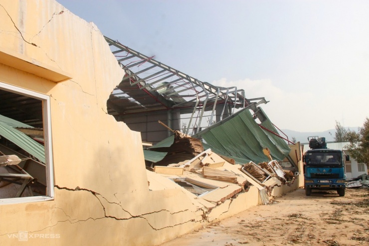 Bức tường dài hàng chục mét của công ty ngã đổ. Nhiều cánh cửa, mái tôn của nhà xưởng này bị gió thổi bay ra ngoài khuôn viên.