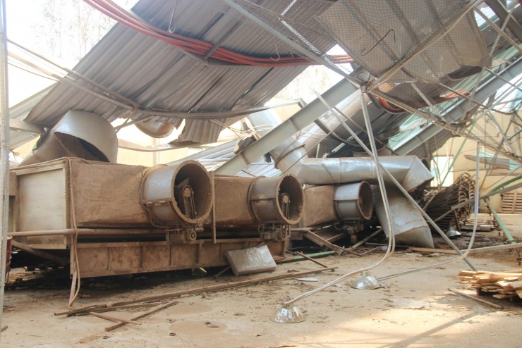 Bên trong nhà xưởng chứa đồ gỗ, nệm nằm ngổn ngang, phần mái trơ trụi những thanh thép và hệ thống dây điện. Hệ thống thông gió của nhà xưởng cũng đánh sập, hư hỏng.
