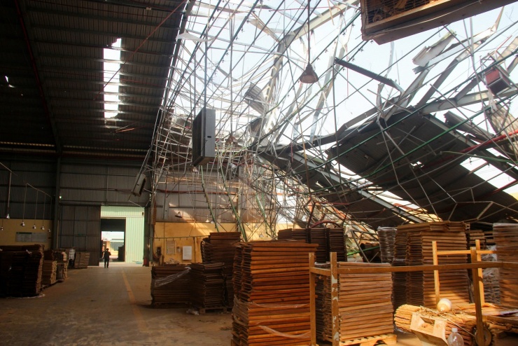 Nhà xưởng, khu công nghiệp tan hoang sau bão Kalmaegi - 6