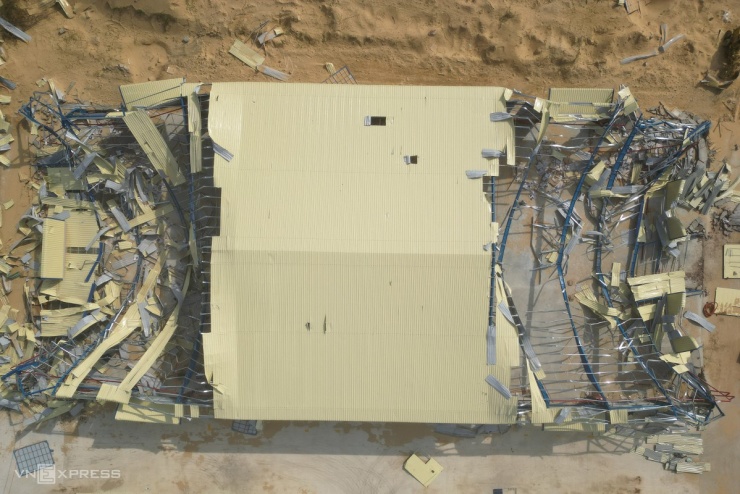 Cách đó khoảng 200 m, nhà xưởng 3.800 m2 cho thuê của Công ty cổ phần đầu tư và phát triển Khu công nghiệp Quihub cũng hư hỏng nặng. 5 trong số 8 nhà xưởng của công ty xây dựng bị bão tàn phá, hư hỏng nặng.