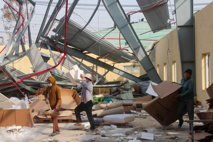 Sáng nay, nhân viên công ty thu gom nệm, bàn ghế, quét dọn nhà xưởng để sớm hoạt động trở lại.