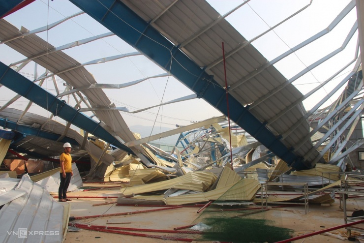 Ông Võ Hoàng Nhân, Phó giám đốc Công ty cổ phần đầu tư và phát triển Khu công nghiệp Quihub, cho biết cuồng phong cuốn bay mái 5 nhà xưởng, quật gãy nhiều trụ sắt thép... ước tính thiệt hại trên 20 tỷ đồng.