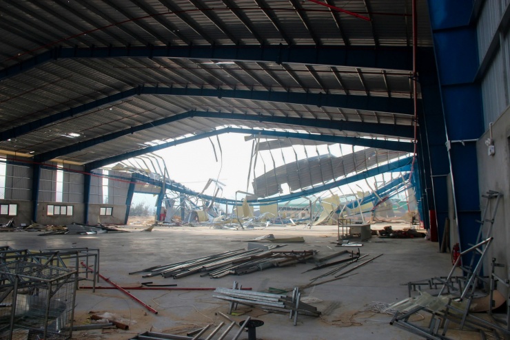 Nhà xưởng, khu công nghiệp tan hoang sau bão Kalmaegi - 11