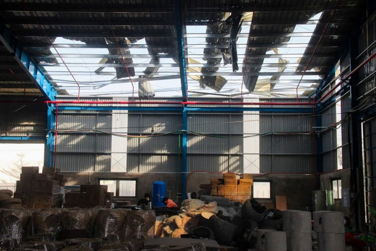 Chỉ trong vài giờ bão quét qua, toàn bộ khu nhà xưởng của công ty biến thành đống sắt vụn. Mọi công sức, tài sản của doanh nghiệp gần như mất trắng.