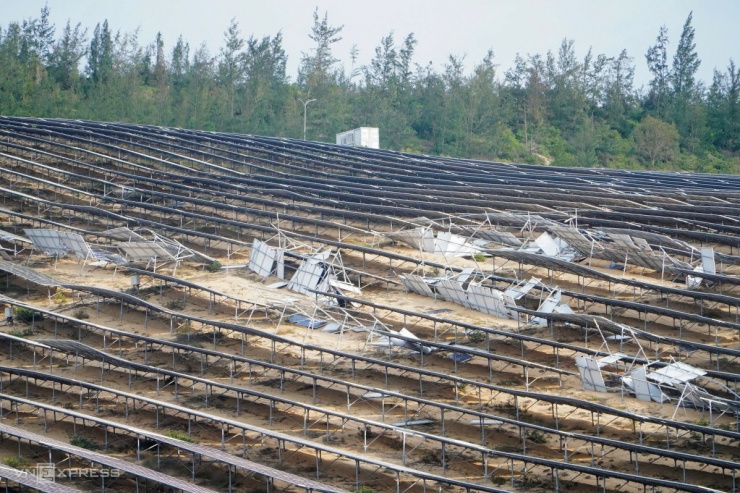 Nhiều tấm năng lượng mặt trời trong Khu kinh tế Nhơn Hội hư hại.