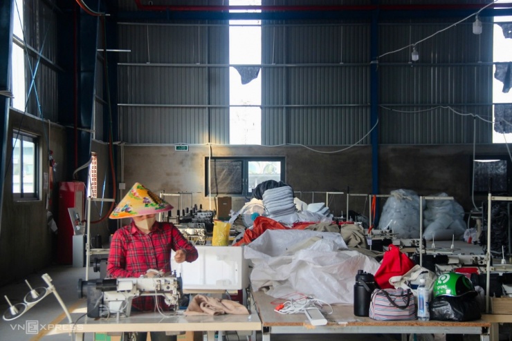 Nhà xưởng của doanh nghiệp chuyên sản xuất đồ chơi cho thú cưng bị bão đánh tốc mái. Sáng nay nhân viên công ty đến quét dọn, sửa chữa tạm thời để sớm đưa vào hoạt động.