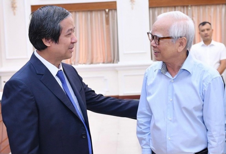 Nhà giáo Nguyễn Văn Hòa (bên phải) trong một lần đại diện nhà giáo của Hà Nội trao đổi ý kiến với Bộ trưởng Bộ GD&amp;ĐT Nguyễn Kim Sơn về giáo dục.