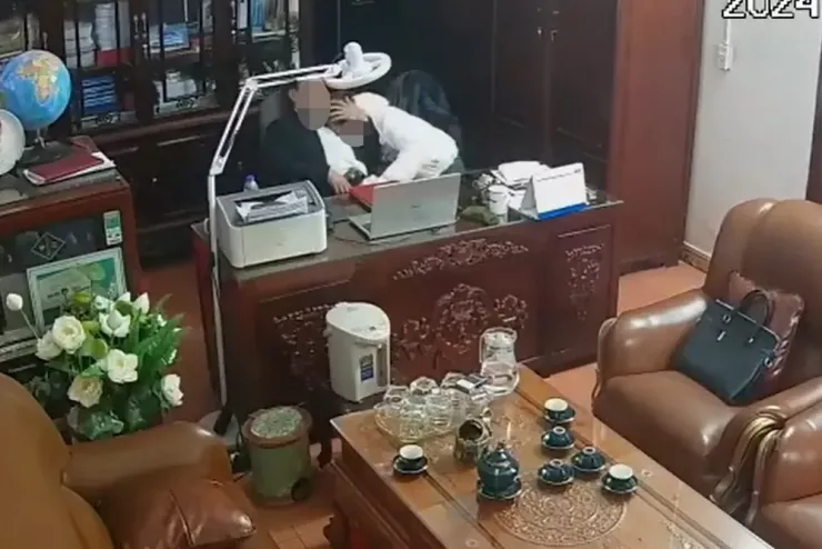 Hình ảnh người đàn ông "gần gũi" với phụ nữ lan truyền trên mạng xã hội. Ảnh: Cắt ra từ clip