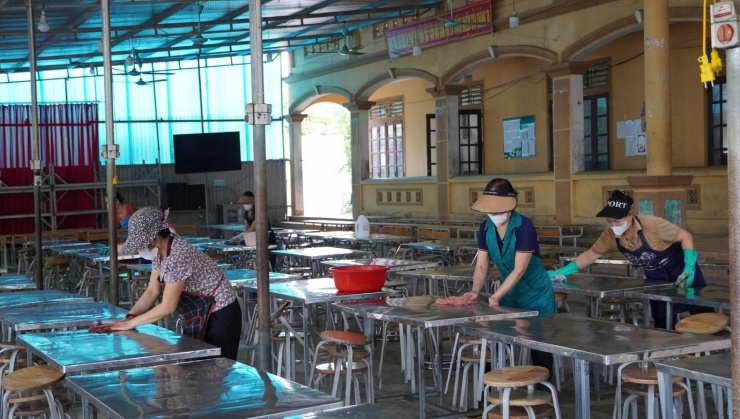  Trường Phổ thông Dân tộc Nội trú THCS Con Cuông đã tổ chức dọn dẹp vệ sinh, khử khuẩn. Ảnh: CTV