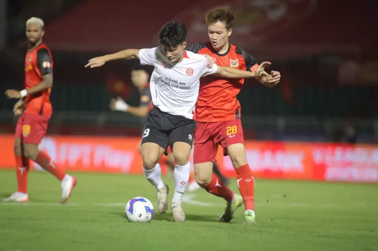 Hoàng Đức có trận đấu hay và góp công lớn trong cú lội ngược dòng của Ninh Bình ở vòng 11 V-League. Ảnh: CCT.