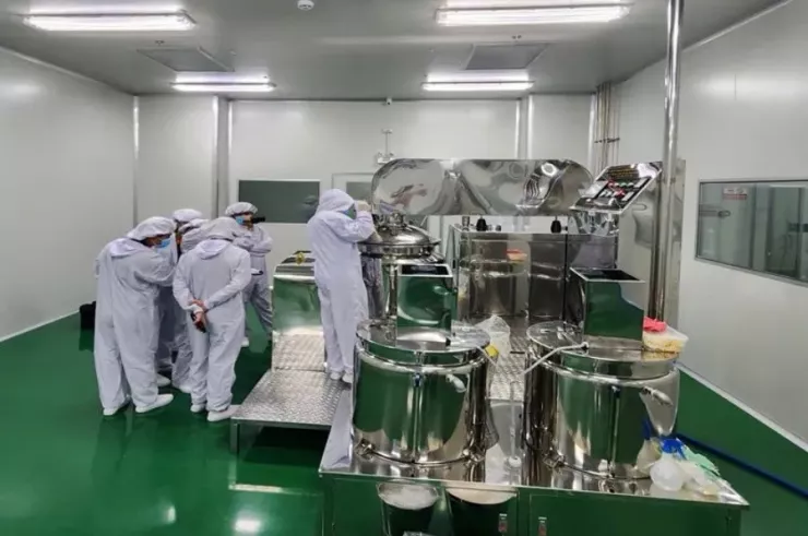 Cơ quan chức năng tỉnh Đồng Nai thực nghiệm điều tra tại Công ty Cổ phần Nhà máy y tế EBC Đồng Nai. Ảnh: P3- VKS.