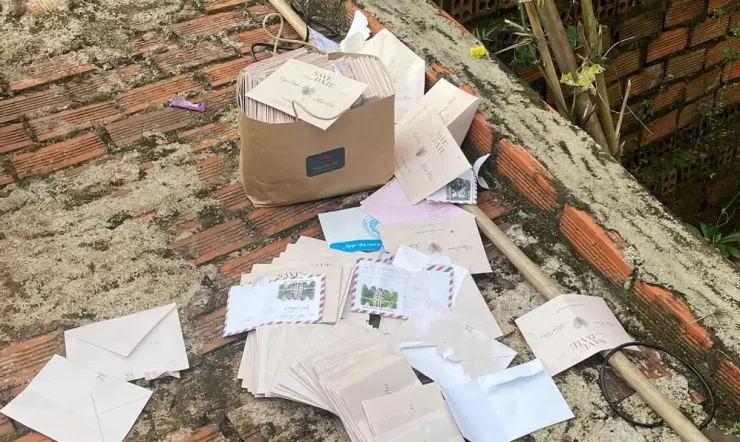 Thiệp mừng đám cưới bị kẻ trộm mang ra ngoài bóc lấy tiền.