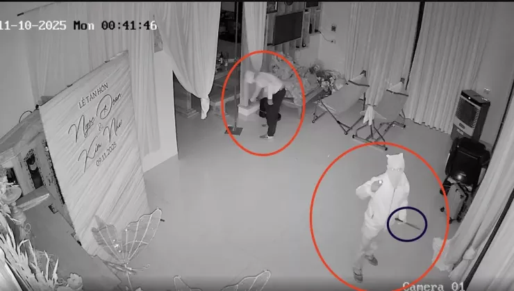 Hai tên trộm bịt kín mặt, tay cầm vật giống dao vào nhà lấy tài sản. Ảnh: Cắt từ clip