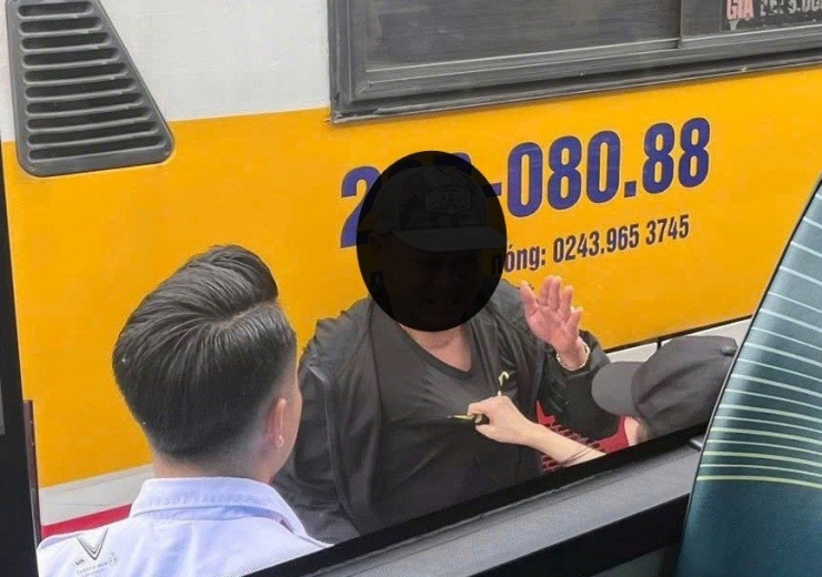 Khống chế đối tượng có hành vi sàm sỡ thiếu nữ ở bến xe buýt - 1