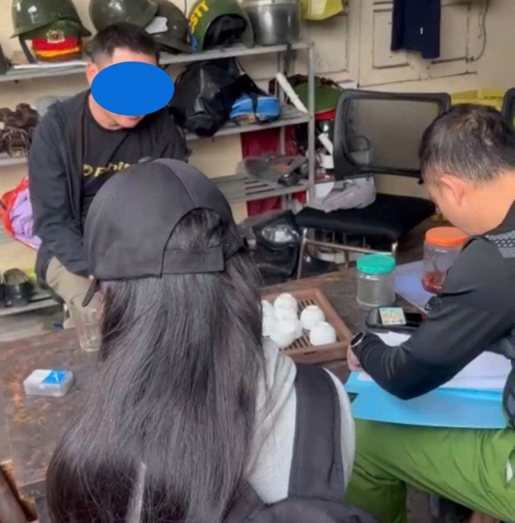 Người đàn ông được Bến xe Mỹ Đình bàn giao cho công an xử lý các bước tiếp theo.