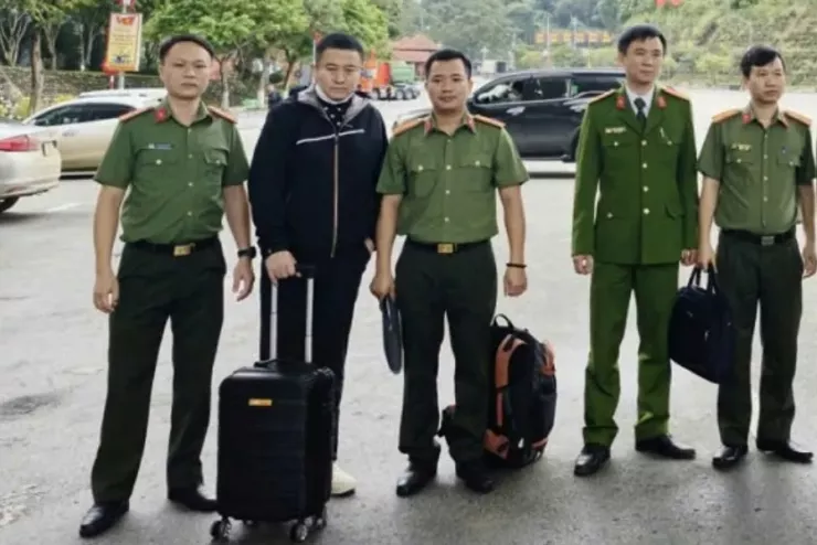 Cán bộ công an bàn giao Sun Chenxin tại Cửa khẩu quốc tế Hữu Nghị, tỉnh Lạng Sơn. Ảnh: CA.