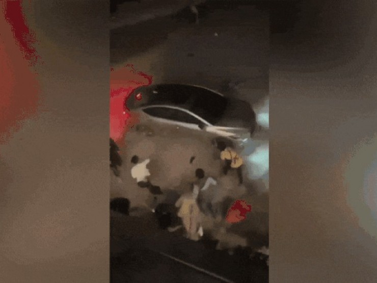 Xôn xao clip nhóm người vây đập ô tô, tài xế cho xe tiến lùi 'điên loạn'