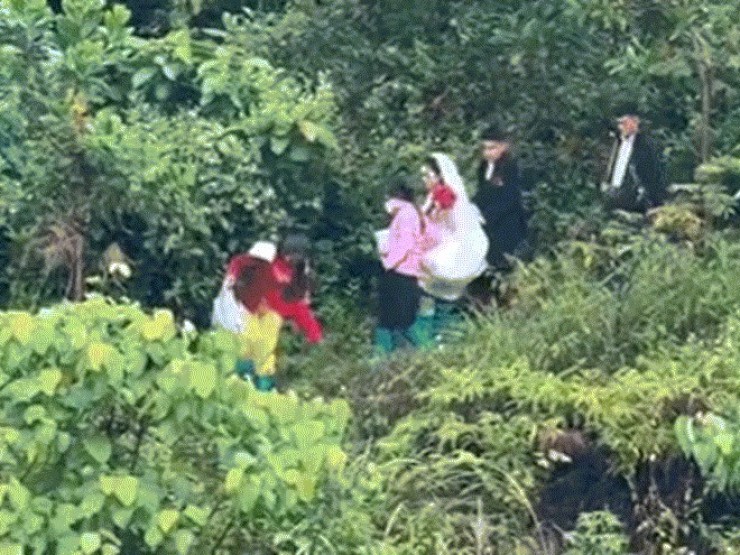 Vì lệ lạ, chú rể Thái Nguyên trèo núi, lội ruộng đi đón dâu