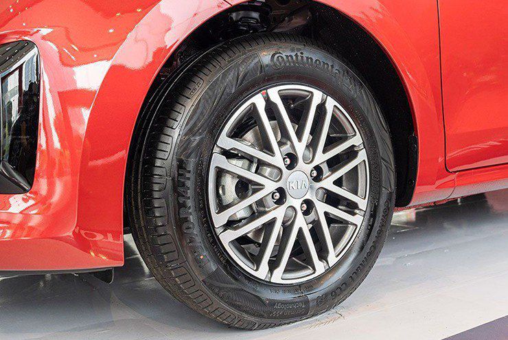 Bản cao được trang bị mâm đúc, còn phiên bản MT chỉ sử dụng mâm thép với cùng kích thước nhưng thiết kế ít bắt mắt hơn.