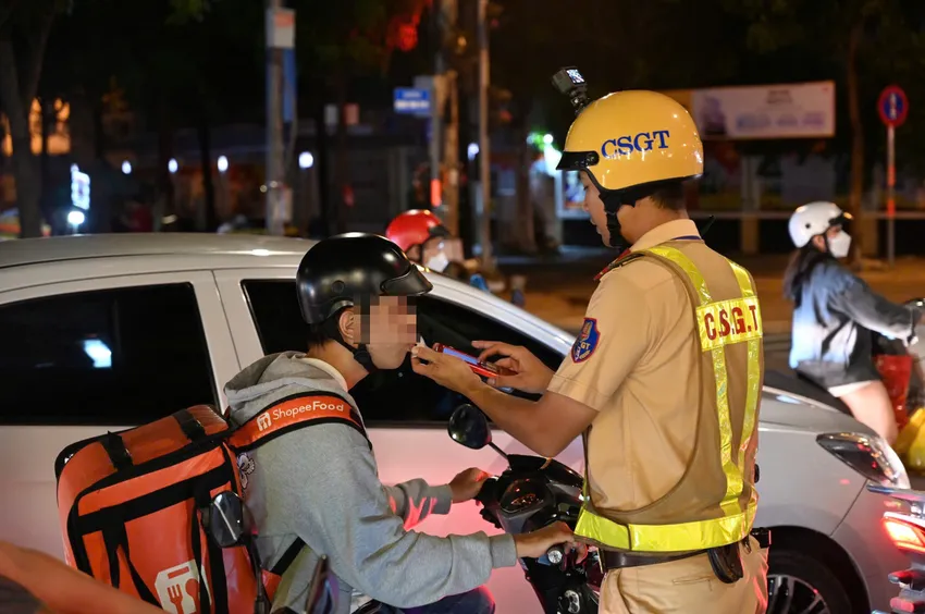 Tổ công tác làm việc xuyên đêm, kiểm tra nồng độ cồn và các hành vi vi phạm khác, góp phần nâng cao trật tự an toàn đường bộ. Ảnh: PHẠM HẢI