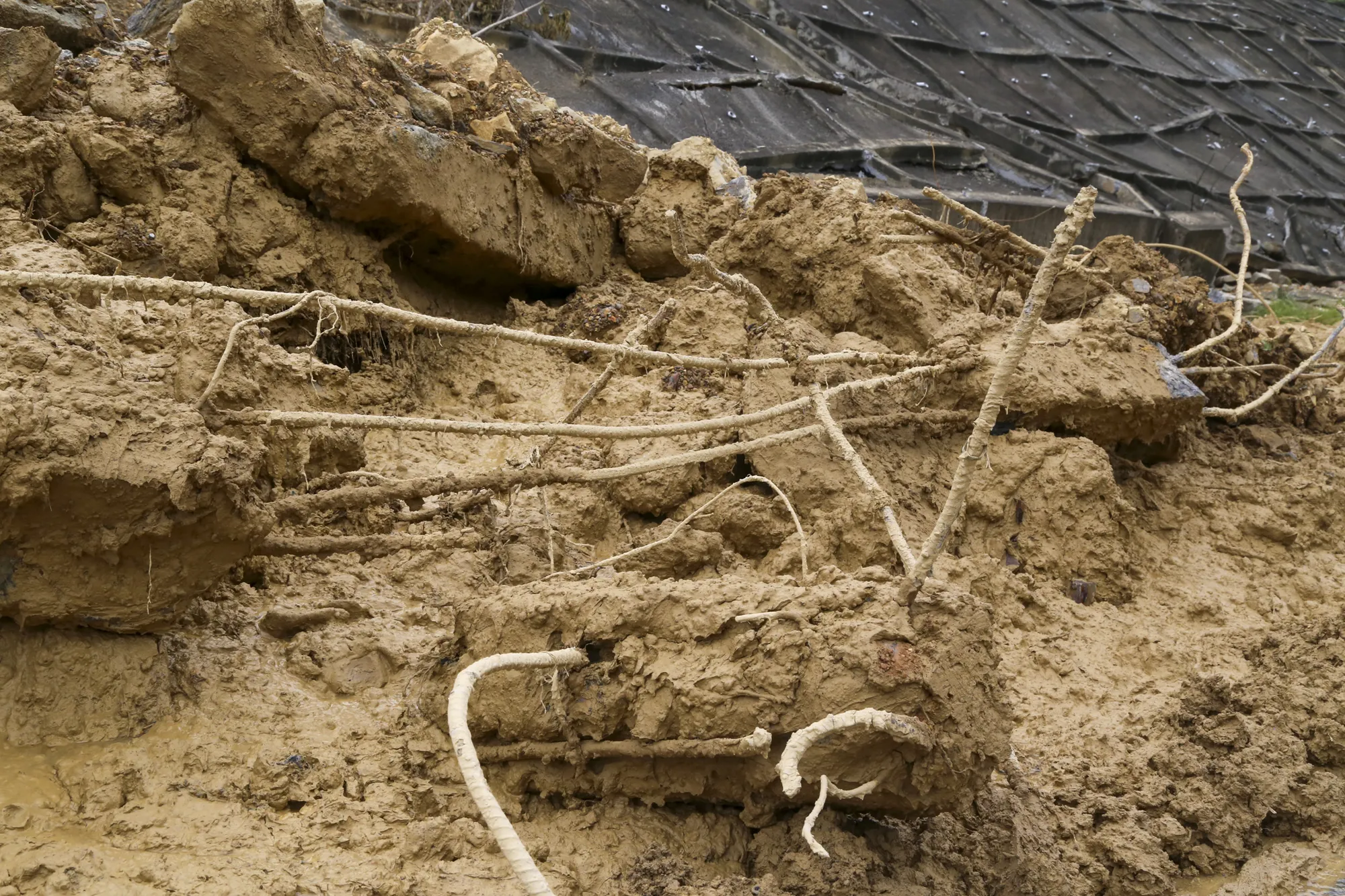 Một số mái taluy dương bị hư hỏng do sạt lở.