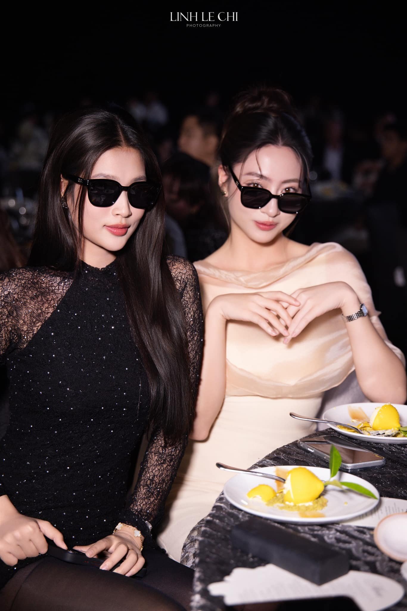 Đúng như dự đoán, tiệc mừng đám cưới của Hoa hậu Đỗ Thị Hà ở Hà Nội vào tối 9/11 đã quy tụ rất nhiều người đẹp đình đám tới chung vui. Hoa hậu Lương Thùy Linh vốn có tình chị em thân thiết với Đỗ Thị Hà nên đã có mặt từ rất sớm.