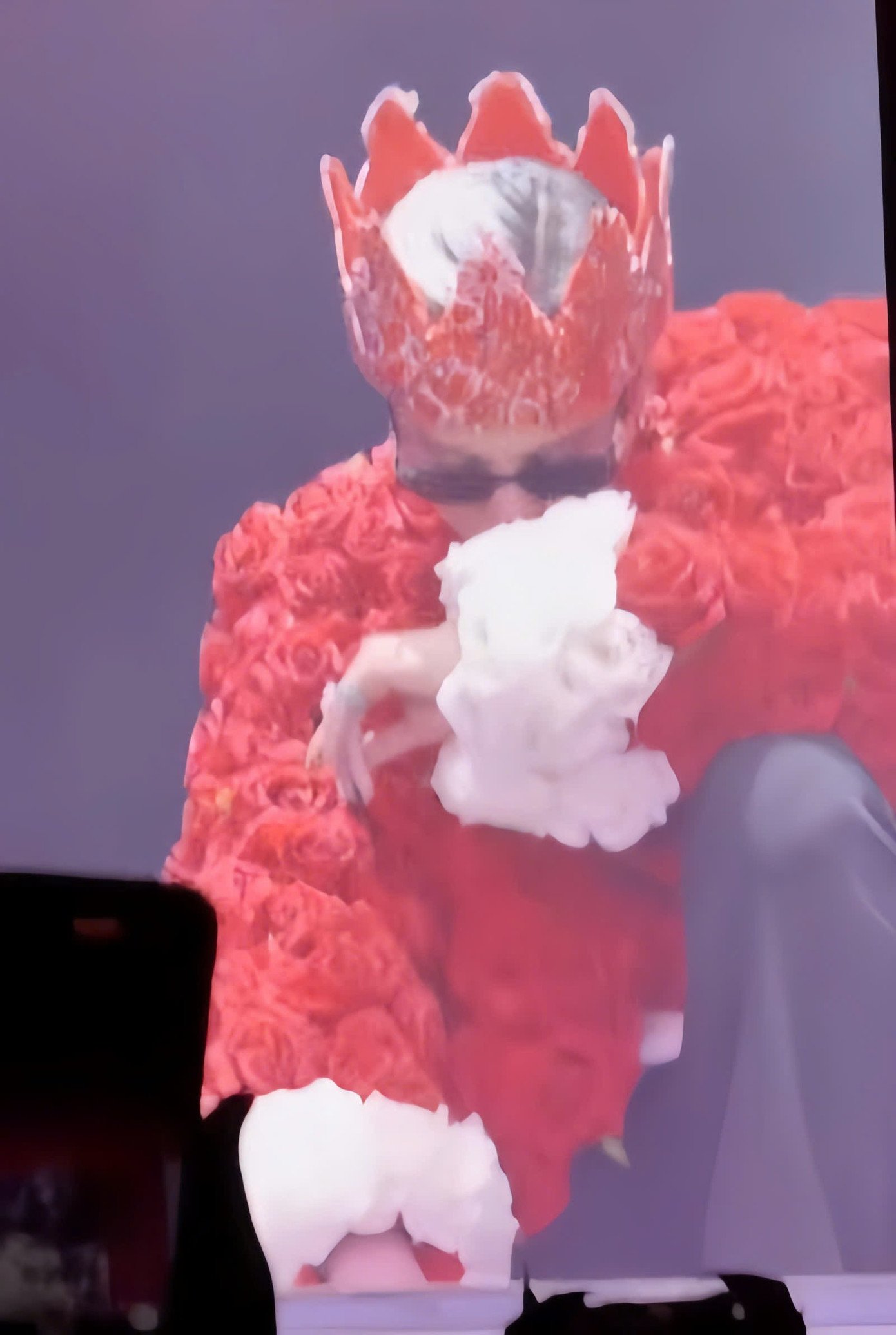 Điểm thú vị nhất trong loạt outfit lần này chính là việc G-Dragon mang lên sân khấu một bộ suit hoàn toàn mới gồm blazer và quần ống suông với tông trắng. Thay vì những bộ suit sequin quen thuộc như các sân khấu khác, lần này "anh Long" chọn phiên bản tối giản hơn với họa tiết kẻ sọc bắt sáng nhẹ, trông đúng chuẩn quý ông nhưng vẫn cực kì hợp vibe sân khấu.