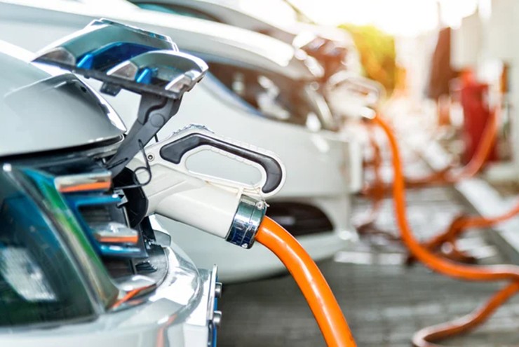 Những cáp sạc tại trạm sạc xe điện không hề rẻ.