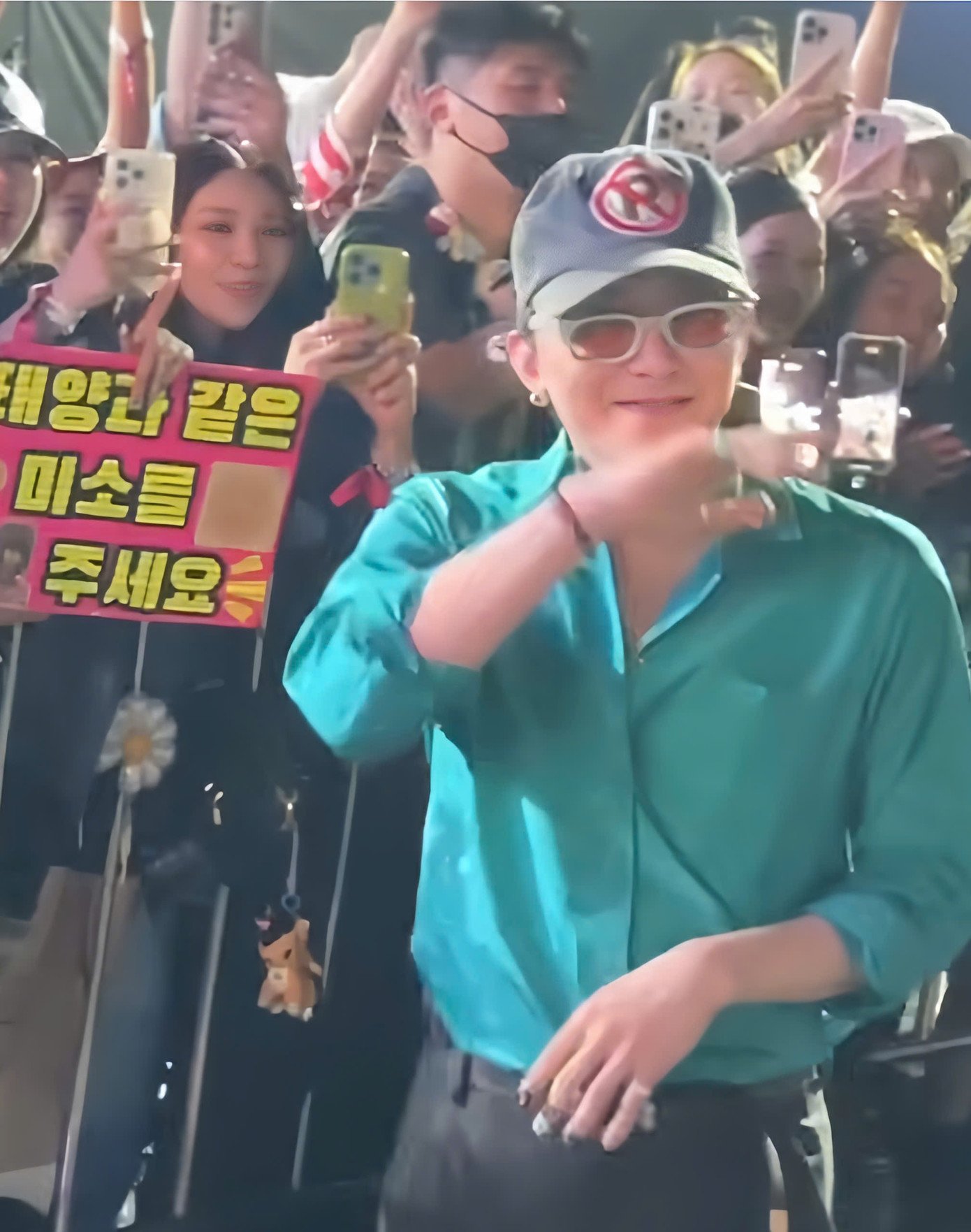 Bộ đôi trang phục send-off như hai thái cực khác nhau của G-Dragon.