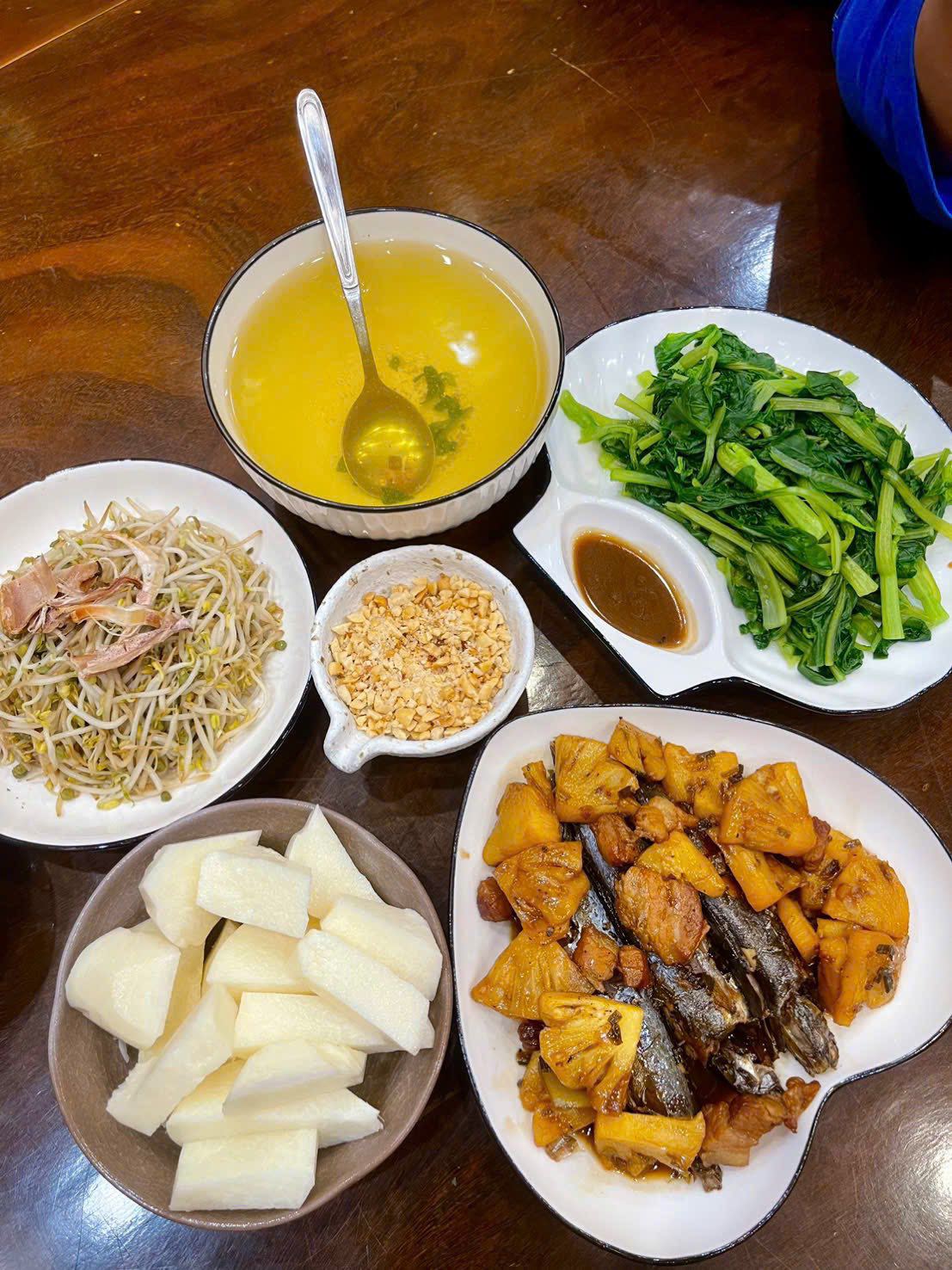 Cá nục kho dứa - Giá xào - Rau cải luộc - Củ đậu - Muối lạc