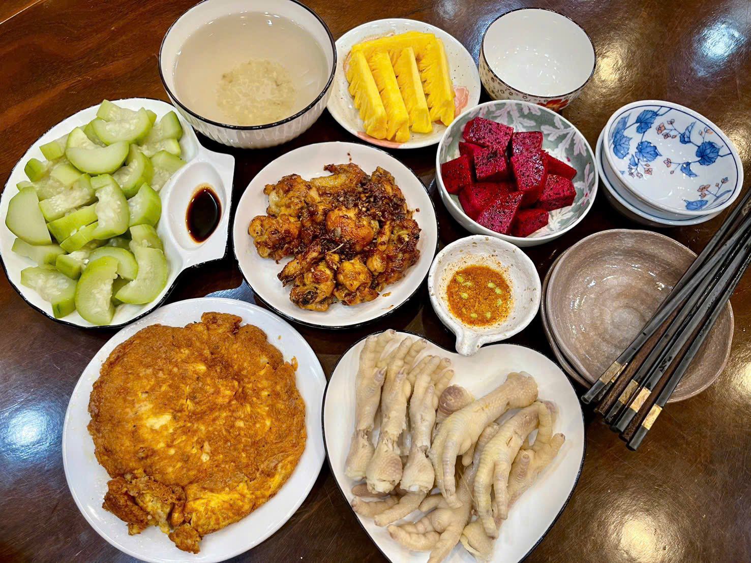 Gà chiên mắm - Chân gà luộc - Trứng đúc thịt - Bầu luộc - Thanh long, dứa