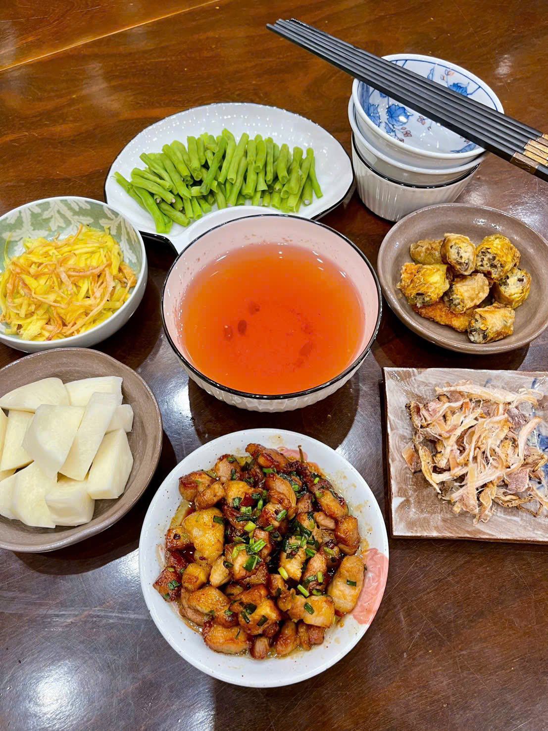 Thịt rang cháy cạnh - Nộm xoài mực khô - Mực khô - Chả nem - Đậu luộc - Củ đậu