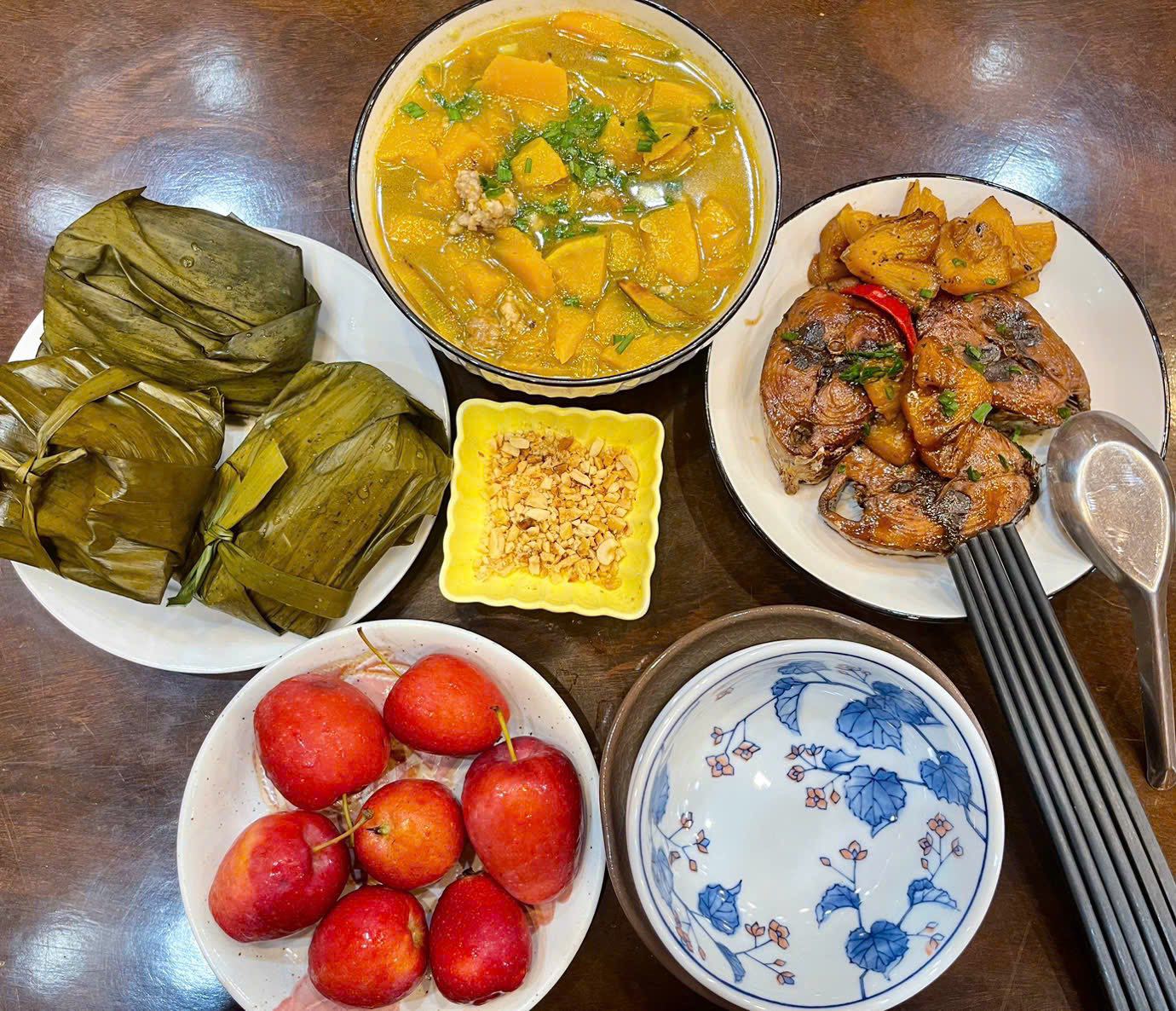 Canh bí đỏ thịt băm - Cá ngừ kho dứa - Bánh nếp - Táo