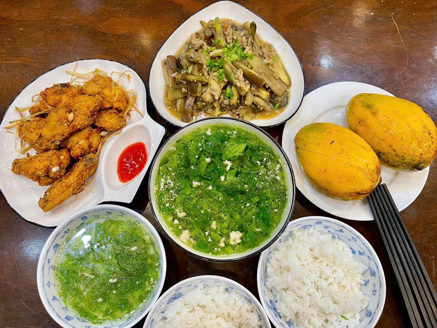 Gà rang muối - Cà tím xào thịt - Canh cải thịt băm - Xoài