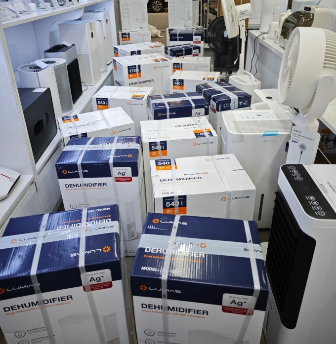Máy hút ẩm xếp kín lối đi một cửa hàng để chờ chuyển cho khách cuối tuần qua. Ảnh: Lê Mạnh Toàn