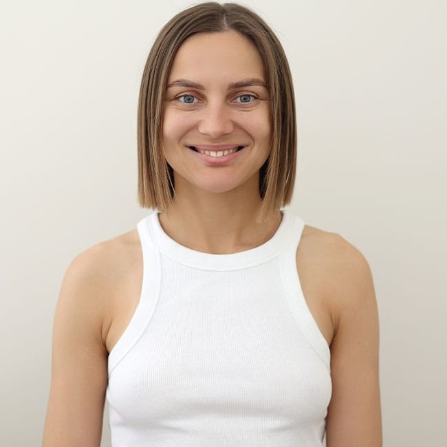 Tóc chải ngôi giữa, đường cắt dứt khoát khiến gương mặt trở nên cứng nhắc, kém mềm mại.