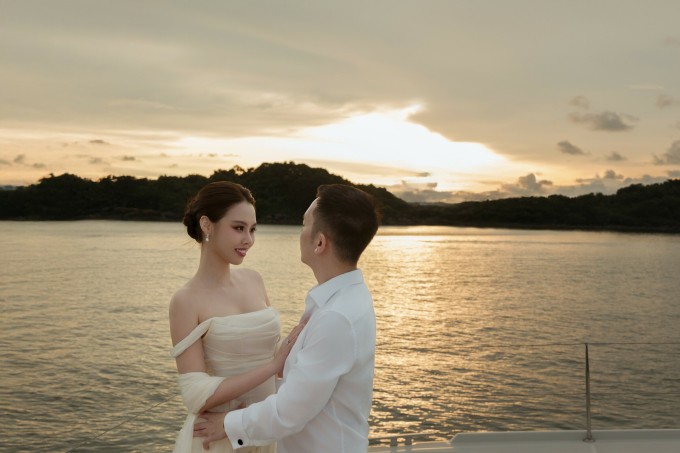 Tâm Như thấy an toàn khi có ông xã đồng hành. Ảnh: NVCC