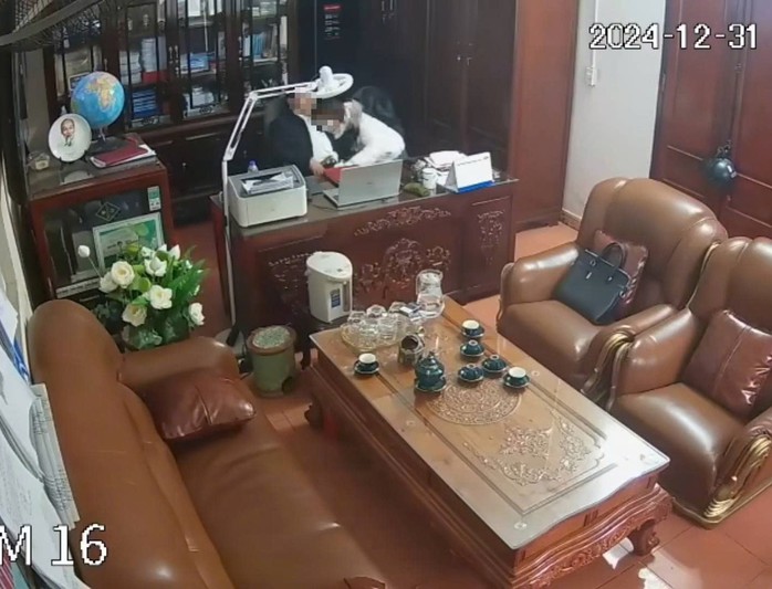 Hình ảnh người đàn ông "thân mật" với một phụ nữ.