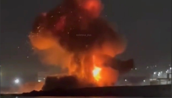 Khói lửa được cho là bốc lên từ cảng dầu Tuapse của Nga trên biển Đen. Ảnh chụp màn hình từ video trên kênh Telegram/Exilenova+