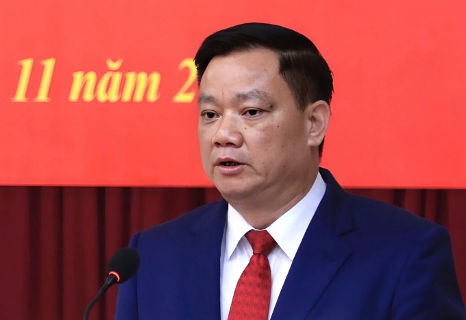 Tân Bí thư Tỉnh ủy Nghệ An Nguyễn Khắc Thận phát biểu nhận nhiệm vụ, sáng 11/11. Ảnh: Đức Hùng