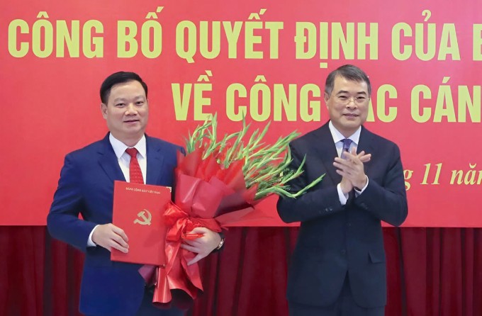 Trưởng Ban Tổ chức Trung ương Lê Minh Hưng trao quyết định, tặng hoa chúc mừng ông Nguyễn Khắc Thận, sáng 11/11. Ảnh: Đức Hùng