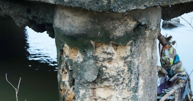 Phát hiện thêm một trụ cầu Sông Lô lộ cốt thép ...