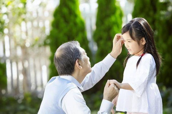 Ông nội Lộ Lộ luôn dành thời gian nghe cháu kể lại mọi chuyện, không phán xét, chỉ nhẹ nhàng an ủi và giúp cháu tìm cách ứng xử khéo léo hơn. Nhờ đó, cô bé dần học được cách đối mặt mà không sợ hãi. Ảnh minh họa