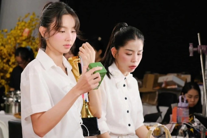 Hoa hậu Thùy Tiên (trái) và Hằng Du Mục trong một buổi bán hàng.