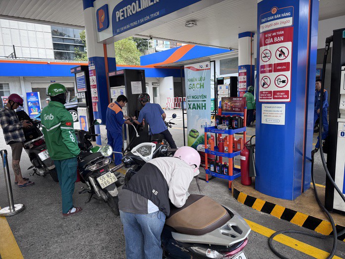 Nhiều người chọn xăng sinh học khi đổ xăng