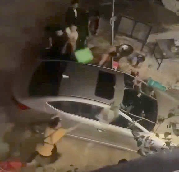 Bị bao vây, tài xế liên tục cho xe ô tô tiến, lùi để thoát.